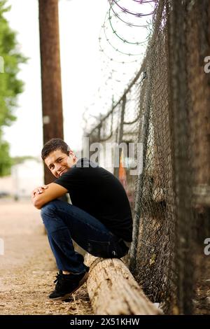 Ein junger Mann fotografierte sich am Mittwoch, den 18. Juli 2007, an einen Zaun in Albuquerque, N.M.. Stockfoto