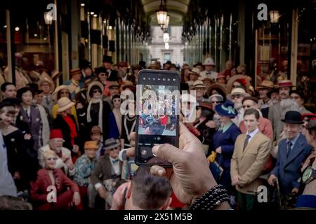 London, Großbritannien. Mai 2024. Der Grand Flaneur Walk. Tadellos gekleidete Gruppen von Tänzern, Flaneurs, Boulevardiers und Quaintrelles treffen sich in der Nähe der Statue von Beau Brummell, bevor Sie einen gemütlichen Spaziergang durch die Straßen der Weststadt machen, in bester zeitgenössischer Kleidung, in voller Öffentlichkeit und ohne festes Ziel. Das Wort „Flaneur“ stammt aus dem Begriff flânerie aus dem 17. Jahrhundert, um ohne Zweck zu schlendern oder sich nicht zu bewegen. Guy Corbishley/Alamy Live News Stockfoto