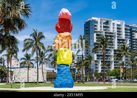 Miami, Florida - 2. April 2024: „Miami Mountain“ von Ugo Rondinone ist eine 42 Meter hohe, farbenfrohe Skulptur im Collins Park am Bass Museum of Stockfoto