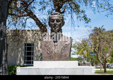 Miami, Florida - 2. April 2024: Büste des venezolanischen Militärs und politischen Führers Simon Bolivar im Collins Park am Bass Art Museum Stockfoto