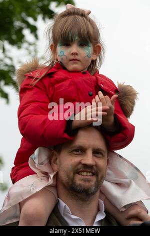 Windsor, Berkshire, Großbritannien. Mai 2024. Die Rennfahrer ließen sich nicht von starkem Regen abhalten, dass sie ihren Tag am Bank Holiday Monday Family Raceday auf der Royal Windsor Racecourse in Windsor, Berkshire, genießen. Quelle: Maureen McLean/Alamy Live News Stockfoto