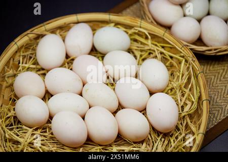 Nahaufnahme von Weisseiern im Bambuskorb Stockfoto