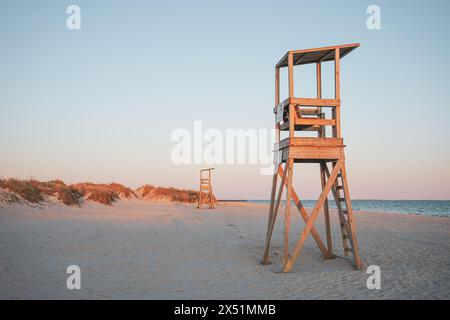 Mehrere Rettungsschirme an einem leeren Cape Cod Strand Stockfoto