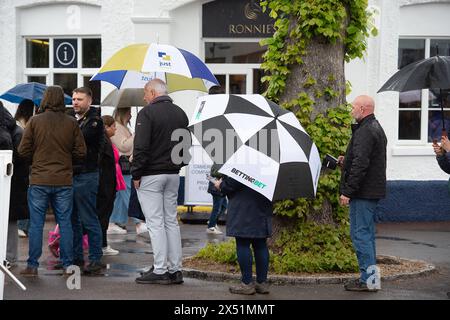 Windsor, Berkshire, Großbritannien. Mai 2024. Die Rennfahrer ließen sich nicht von starkem Regen abhalten, dass sie ihren Tag am Bank Holiday Monday Family Raceday auf der Royal Windsor Racecourse in Windsor, Berkshire, genießen. Quelle: Maureen McLean/Alamy Live News Stockfoto