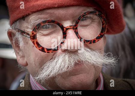 London, Großbritannien. Mai 2024. Der Grand Flaneur Walk. Tadellos gekleidete Gruppen von Tänzern, Flaneurs, Boulevardiers und Quaintrelles treffen sich in der Nähe der Statue von Beau Brummell, bevor Sie einen gemütlichen Spaziergang durch die Straßen der Weststadt machen, in bester zeitgenössischer Kleidung, in voller Öffentlichkeit und ohne festes Ziel. Das Wort „Flaneur“ stammt aus dem Begriff flânerie aus dem 17. Jahrhundert, um ohne Zweck zu schlendern oder sich nicht zu bewegen. Guy Corbishley/Alamy Live News Stockfoto