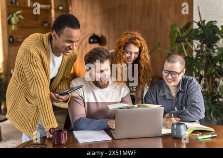 Freiberufliche Mitarbeiter arbeiten zusammen. Schüler lernen lächelnd Stockfoto