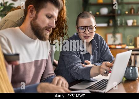 Freiberufliche Mitarbeiter arbeiten zusammen. Schüler lernen Stockfoto