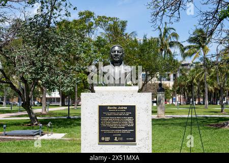 Miami, Florida - 2. April 2024: Verhaftung von Benito Juarez, Präsident von Mexiko von 1861 bis 1872, der gegen die ausländische Besatzung kämpfte, sitzt in Collins Pa Stockfoto