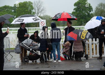 Windsor, Berkshire, Großbritannien. Mai 2024. Die Rennfahrer ließen sich nicht von starkem Regen abhalten, dass sie ihren Tag am Bank Holiday Monday Family Raceday auf der Royal Windsor Racecourse in Windsor, Berkshire, genießen. Quelle: Maureen McLean/Alamy Live News Stockfoto