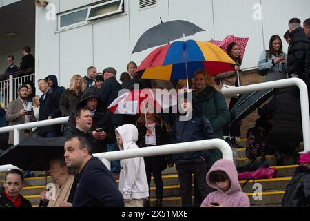 Windsor, Berkshire, Großbritannien. Mai 2024. Die Rennfahrer ließen sich nicht von starkem Regen abhalten, dass sie ihren Tag am Bank Holiday Monday Family Raceday auf der Royal Windsor Racecourse in Windsor, Berkshire, genießen. Quelle: Maureen McLean/Alamy Live News Stockfoto