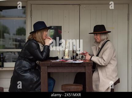 Windsor, Berkshire, Großbritannien. Mai 2024. Die Rennfahrer ließen sich nicht von starkem Regen abhalten, dass sie ihren Tag am Bank Holiday Monday Family Raceday auf der Royal Windsor Racecourse in Windsor, Berkshire, genießen. Quelle: Maureen McLean/Alamy Live News Stockfoto