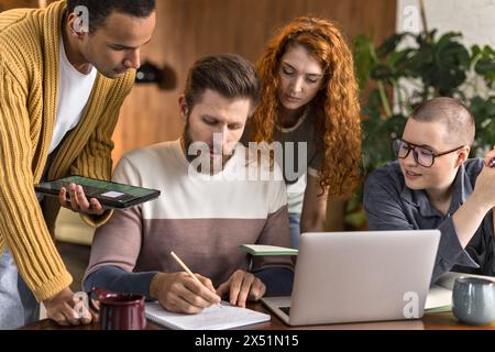 Freiberufliche Mitarbeiter arbeiten zusammen. Schüler lernen Stockfoto