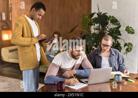 Freiberufliche Mitarbeiter arbeiten zusammen. Schüler lernen Stockfoto