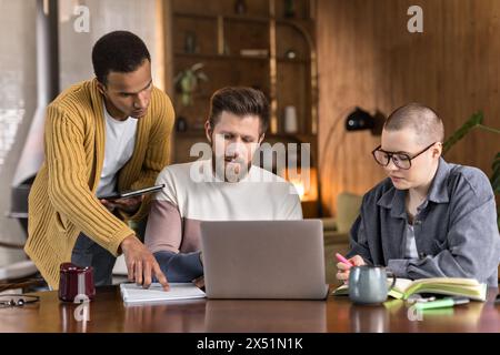 Freiberufliche Mitarbeiter arbeiten zusammen. Schüler lernen Stockfoto