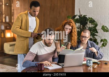 Freiberufliche Mitarbeiter arbeiten zusammen. Schüler lernen Stockfoto