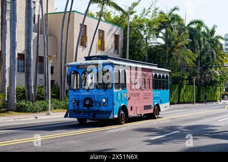 Miami, Florida - 3. April 2024: Der Miami Beach Trolley ist ein kostenloser, stadtweiter Service, der 15 Stunden täglich von 8:00 Uhr bis 23:00 Uhr an sieben Tagen der Woche verkehrt Stockfoto