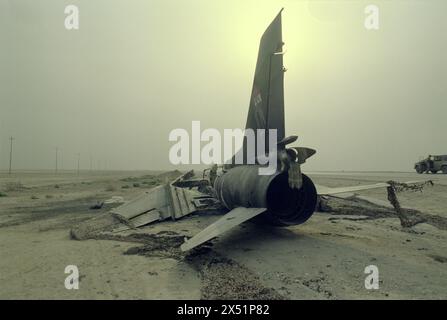 2. April 1991 Ein zerstörter irakischer Luftwaffenflugzeug Sukhoi, Su-20 'Fitter' in der Nähe des Luftwaffenstützpunktes Tallil (heute bekannt als Luftwaffenstützpunkt Imam Ali) im südlichen Irak. Stockfoto