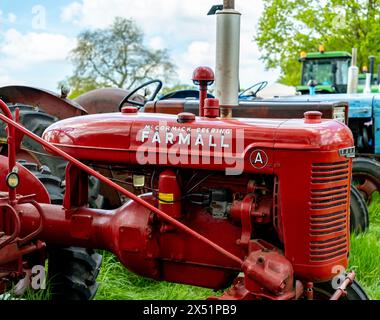 Earsham, Norfolk, Vereinigtes Königreich – 05. Mai 2024. Vintage McCormick-Deering Farmall Traktor auf einer Landwirtschaftsausstellung öffentlich ausgestellt Stockfoto