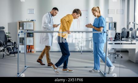 Krankenhaus-Physiotherapie: Starker Patient mit Verletzung, erste Schritte, Gehen halten für Parallelstangen. Physiotherapeut, Rehabilitationsarzt Assist, Hilfe Für Behinderte Menschen. Stockfoto