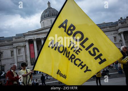 London, Großbritannien. Mai 2024. Ein Demonstrant hält ein großes Banner während der Rallye zum Tag der Republik am Trafalgar Square. Die Republik organisierte eine Kundgebung in London, um eine Anti-Monarchie-Bewegung zu feiern, die die Zukunft des Landes ohne einen Monarchen verändern sollte. Quelle: SOPA Images Limited/Alamy Live News Stockfoto