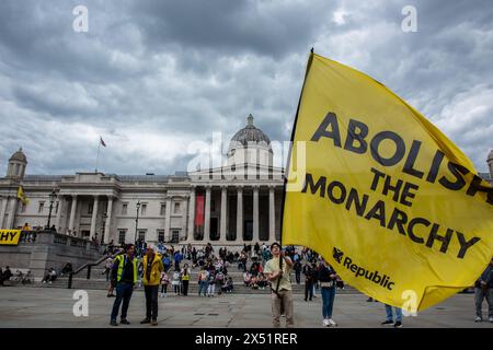 London, Großbritannien. Mai 2024. Ein Demonstrant hält ein großes Banner während der Rallye zum Tag der Republik am Trafalgar Square. Die Republik organisierte eine Kundgebung in London, um eine Anti-Monarchie-Bewegung zu feiern, die die Zukunft des Landes ohne einen Monarchen verändern sollte. (Foto: Loredana Sangiuliano/SOPA Images/SIPA USA) Credit: SIPA USA/Alamy Live News Stockfoto