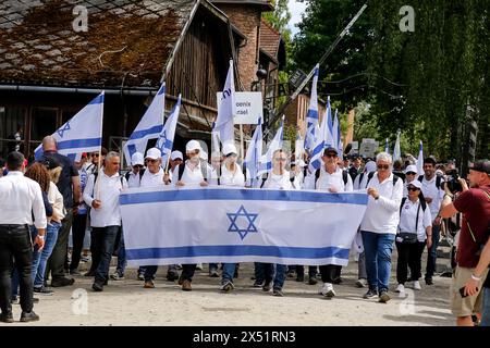 Am 6. Mai 2024 in O?wi?cim, Polen, nehmen die Besucher den Marsch der Lebenden 2024 am Auschwitz-Lagertor „Work Makes You Free“ Teil, an dem 55 Holocaust-Überlebende teilnehmen. Holocaust-Überlebende und 7. Oktober-Überlebende nehmen am Marsch der Lebenden zusammen mit einer Delegation unter anderem aus den Vereinigten Staaten, Kanada, Italien, Vereinigtes Königreich. Am Holocaust-Gedenktag im jüdischen Kalender (Yom HaShoah) marschieren Tausende von Teilnehmern schweigend von Auschwitz nach Birkenau. Der marsch hat einen Aufklärungs- und Erinnerungszweck. In diesem Jahr wurde der März aufgrund der Israelis stark politisiert Stockfoto