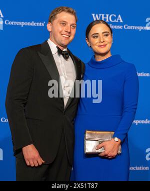 Washington, DC, 27. April 2024. Naomi Biden, rechts, Enkelin des US-Präsidenten Joe Biden und ihres Ehegatten Peter Neal, kommen am Samstag, den 27. April 2024, zum Abendessen der White House Correspondents Association im Washington Hilton Hotel 2024 in Washington, DC an. Credit: Ron Sachs/CNP/dpa/Alamy Live News Stockfoto