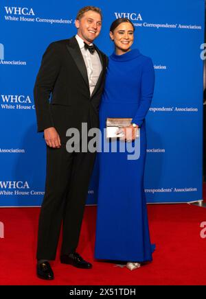 Washington, DC, 27. April 2024. Naomi Biden, rechts, Enkelin des US-Präsidenten Joe Biden und ihres Ehegatten Peter Neal, kommen am Samstag, den 27. April 2024, zum Abendessen der White House Correspondents Association im Washington Hilton Hotel 2024 in Washington, DC an. Credit: Ron Sachs/CNP/dpa/Alamy Live News Stockfoto