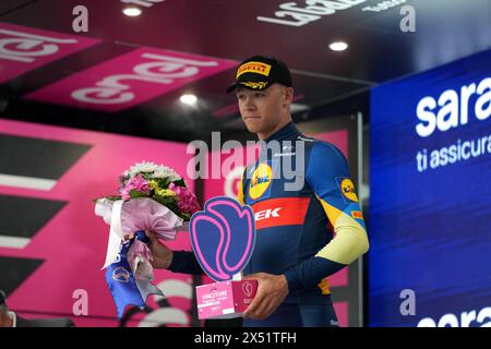 Fossano, Italien. Mai 2024. Jonathan Milan (Team Lidl - Treck) auf dem Podium und das Ende der dritten Etappe des Giro d’Italia von Novara nach Fossano, 6. Mai 2024 Italien. (Foto: Gian Mattia D'Alberto/LaPresse) Credit: LaPresse/Alamy Live News Stockfoto