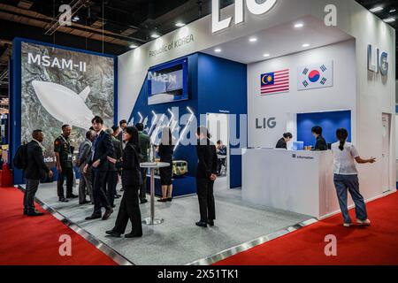 Wilayah Persekutuan, Malaysia. Mai 2024. Besucher werden den LIG-Stand aus der Republik Korea während der Defence Services Asia Exhibition and Conference (DSA) in Kuala Lumpur besuchen. Die 18. DSA/NATSEC ASIA 2024 findet vom 6. Bis 9. Mai 2024 mit mehr als 1500 Ausstellern aus 45 Ländern statt. Quelle: SOPA Images Limited/Alamy Live News Stockfoto