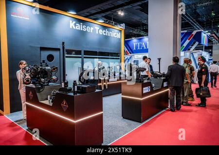 Wilayah Persekutuan, Malaysia. Mai 2024. Besucher besuchen den Kaiser Technical Stand aus Singapur während der Defence Services Asia Exhibition and Conference (DSA) in Kuala Lumpur. Die 18. DSA/NATSEC ASIA 2024 findet vom 6. Bis 9. Mai 2024 mit mehr als 1500 Ausstellern aus 45 Ländern statt. Quelle: SOPA Images Limited/Alamy Live News Stockfoto