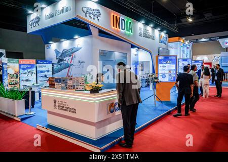 Wilayah Persekutuan, Malaysia. Mai 2024. Besucher besuchen den Stand des India Pavilion während der Defence Services Asia Exhibition and Conference (DSA) in Kuala Lumpur. Die 18. DSA/NATSEC ASIA 2024 findet vom 6. Bis 9. Mai 2024 mit mehr als 1500 Ausstellern aus 45 Ländern statt. Quelle: SOPA Images Limited/Alamy Live News Stockfoto