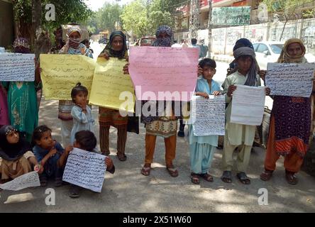 Die Bewohner von Tando Hyder halten am Montag, den 6. Mai 2024, im Pressesaal von Hyderabad eine Protestdemonstration gegen die hohe Händigkeit von Landraubern ab. Stockfoto