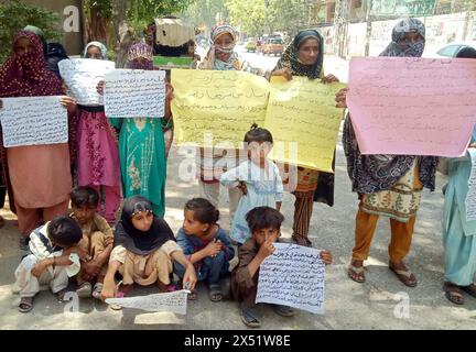 Die Bewohner von Tando Hyder halten am Montag, den 6. Mai 2024, im Pressesaal von Hyderabad eine Protestdemonstration gegen die hohe Händigkeit von Landraubern ab. Stockfoto