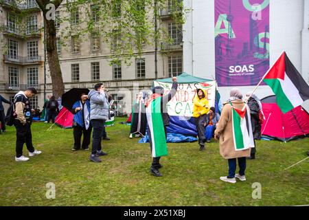 London, England, Großbritannien. Mai 2024. Palästinensische Studenten errichteten Zelte auf dem Campus der SOAS University in Zentral-London in Solidarität mit US-amerikanischen Campus-Demonstranten. (Kreditbild: © Tayfun Salci/ZUMA Press Wire) NUR REDAKTIONELLE VERWENDUNG! Nicht für kommerzielle ZWECKE! Stockfoto