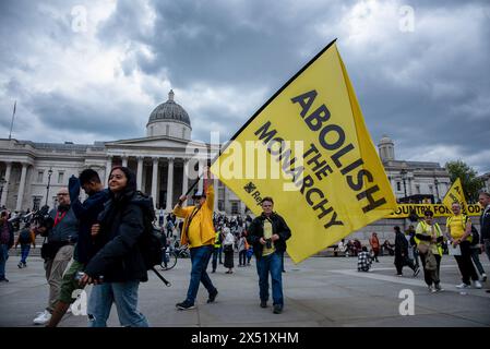 London, Großbritannien. Mai 2024. Ein Demonstrant hält ein großes Banner während der Rallye zum Tag der Republik am Trafalgar Square. Die Republik organisierte eine Kundgebung in London, um eine Anti-Monarchie-Bewegung zu feiern, die die Zukunft des Landes ohne einen Monarchen verändern sollte. Quelle: SOPA Images Limited/Alamy Live News Stockfoto