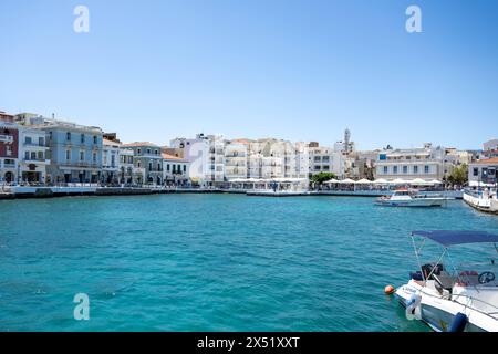 Am Hafen von Agios Nikolaos, Kreta ist die groesste griechische Insel und hat rund 8261 km Flaeche und 1066 km Kuestenlaenge. Die Insel hat etwa 624,000 Einwohner. Kreta Griechenland *** am Hafen von Agios Nikolaos, Kreta ist die größte griechische Insel und hat etwa 8261 km Oberfläche und 1066 km Küste die Insel hat etwa 624 000 Einwohner Kreta Griechenland Copyright: Xkolbert-Press/UlrichxGamelx Stockfoto