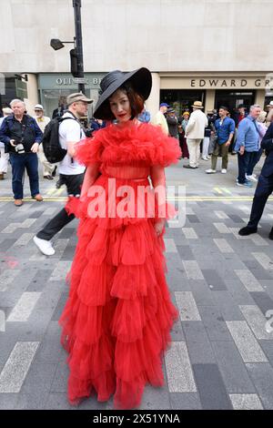 London, UK, 5. Mai 2024, der 4. Grand Flaneur Walk fand am Sonntag, 5. Mai 2024 statt und begann mittags mit der Statue von Beau Brummell in der Jermyn Street, London W1. Der Grand Flaneur Walk zelebriert das reine, das unveränderliche und das sinnlose, und er wird von den mutigen, den abenteuerlichen und den Betrunkenen eingenommen. Der Spaziergang führte durch Green Park in Richtung Hyde Park Corner., Andrew Lalchan Photography/Alamy Live News Stockfoto