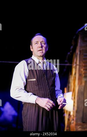 Kevin Spacey (Jim Tyrone) in A MOON FOR THE MISBEGOTTEN von Eugene O’Neill im Old Vic Theatre, London SE1 26/09/2006 Design: Bob Crowley Beleuchtung: Paule Constable Regisseur: Howard Davies Stockfoto