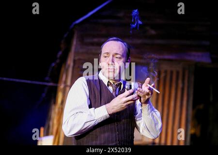 Kevin Spacey (Jim Tyrone) in A MOON FOR THE MISBEGOTTEN von Eugene O’Neill im Old Vic Theatre, London SE1 26/09/2006 Design: Bob Crowley Beleuchtung: Paule Constable Regisseur: Howard Davies Stockfoto