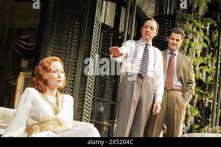 l-r: Jennifer Ehle (Tracy Lord), Kevin Spacey (CK Dexter Haven), D.W.Moffett (Macauley Connor) in THE PHILADELPHIA STORY von Philip Barry im Old Vic Theatre, London SE1 10/05/2005 Set-Design: John Lee Beatty Kostüme: Tom Rand Beleuchtung: Hugh Vanstone Regisseur: Jerry Zaks Stockfoto