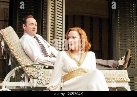 Kevin Spacey (CK Dexter Haven), Jennifer Ehle (Tracy Lord) in THE PHILADELPHIA STORY von Philip Barry im Old Vic Theatre, London SE1 10/05/2005 Bühnenbild: John Lee Beatty Kostüme: Tom Rand Beleuchtung: Hugh Vanstone Regie: Jerry Zaks Stockfoto