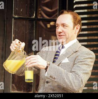 Kevin Spacey (CK Dexter Haven) in THE PHILADELPHIA STORY von Philip Barry im Old Vic Theatre, London SE1 10/05/2005 Set-Design: John Lee Beatty Kostüme: Tom Rand Beleuchtung: Hugh Vanstone Regie: Jerry Zaks Stockfoto