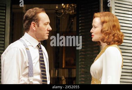 Kevin Spacey (CK Dexter Haven), Jennifer Ehle (Tracy Lord) in THE PHILADELPHIA STORY von Philip Barry im Old Vic Theatre, London SE1 10/05/2005 Bühnenbild: John Lee Beatty Kostüme: Tom Rand Beleuchtung: Hugh Vanstone Regie: Jerry Zaks Stockfoto