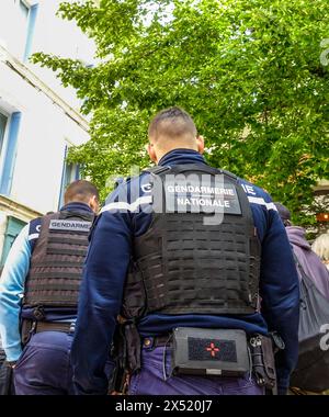 Die Polizei wurde auf der Rückseite einer kugelsicheren Weste gesehen, die von französischen Polizisten auf einer Straße in Frankreich getragen wurde. Stockfoto