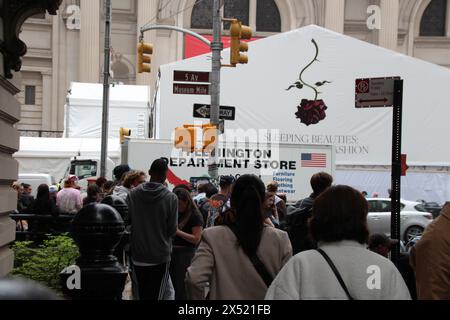 New York, USA. Mai 2024. Zuschauer vor dem Metropolitan Museum Stunden vor Beginn der diesjährigen Met Gala. Quelle: Christina Horsten/dpa/Alamy Live News Stockfoto