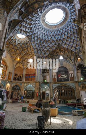 Kaschan, Iran - 3. April 2024: Aminoddole Caravanserai ist einer von mehreren Plätzen im Basar von Kaschan, Iran. Stockfoto