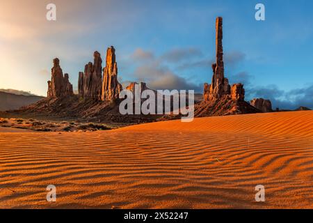 Der berühmte Totem-Pole im Monument Valley ist ein stark erodierter Überrest eines butte und erhebt sich neben dickeren Türmen, die die Navajo YEI BI Chei nennen Stockfoto