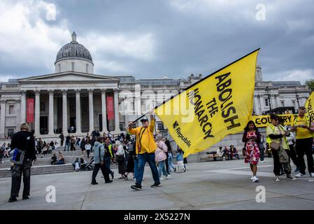 London, Großbritannien. Mai 2024. Ein Demonstrant hält ein großes Banner während der Rallye zum Tag der Republik am Trafalgar Square. Die Republik organisierte eine Kundgebung in London, um eine Anti-Monarchie-Bewegung zu feiern, die die Zukunft des Landes ohne einen Monarchen verändern sollte. Quelle: SOPA Images Limited/Alamy Live News Stockfoto