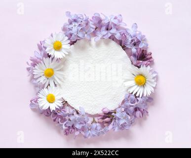 Frühlingsblumen mit einer Craft Paper blanck Note Stockfoto